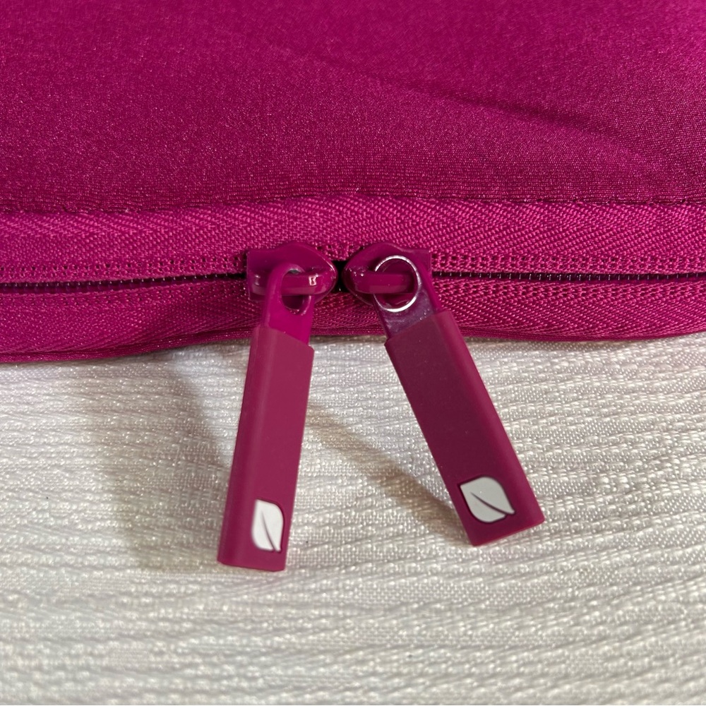 INCASE Neoprene Classic 13” Laptop/Tablet Sleeve - Picture 5 of 12